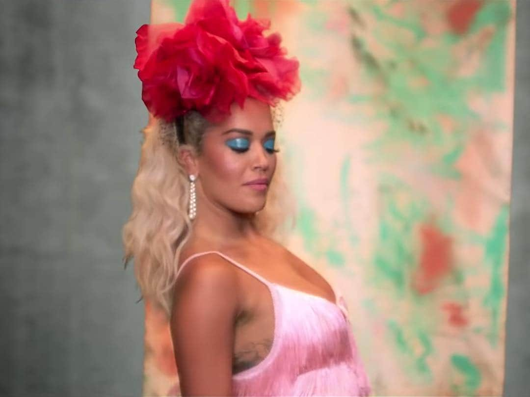 ピアーズアトキンソンさんのインスタグラム写真 - (ピアーズアトキンソンInstagram)「@ritaora in Piers Atkinson Fuchsia Pink silk roses with @swarovski veiling on Black leather band for her new music video with @anitta and @sofiareyes #💖 | Styled by @jasonrembert | Available @theresidencyexperience | #piersatkinson #✨ #💋 #fuchsia #flowers #🎤 #pop #ritaora #💗 #🌹」3月17日 0時38分 - piersatkinson