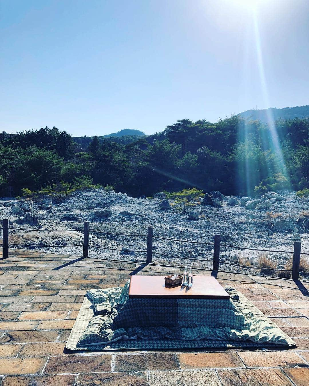 温泉むすめさんのインスタグラム写真 - (温泉むすめInstagram)「雲仙温泉で不定期に実施されているエコタツ♨️を再現していただきました！ 地熱を利用した自然のコタツはずっと入っていたいほどぬくぬく😊 テーブルにあるのは雲仙名物の雲仙レモネードと温泉たまご🥚 近くにいたスクナヒコナ様にご挨拶🙏してきました！ #温泉むすめ #温むす #雲仙温泉」3月17日 0時39分 - onsen_musume_jp