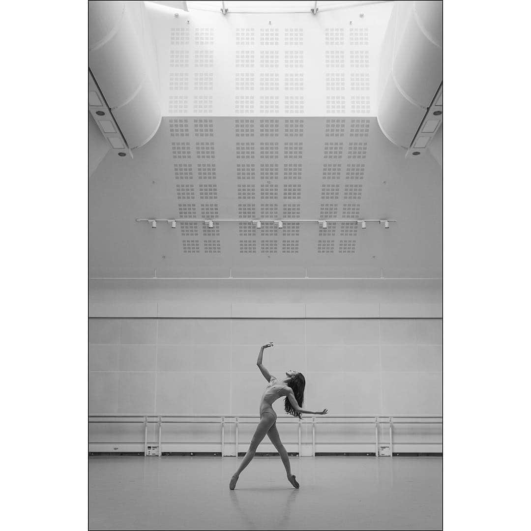 ballerina projectさんのインスタグラム写真 - (ballerina projectInstagram)「Lauren Cuthbertson at the Royal Opera House. #ballerina - @londonballerina #royaloperahouse #coventgarden #london #ballerinaproject #ballerinaproject_ #ballet #balletstudio #dance #pointe #laurencuthbertson  The Ballerina Project book is now available for pre-order. Go to @ballerinaprojectbook for pre-order link and info. #ballerinaprojectbook Large format limited edition prints available for purchase at the link in our profile.」3月17日 0時40分 - ballerinaproject_