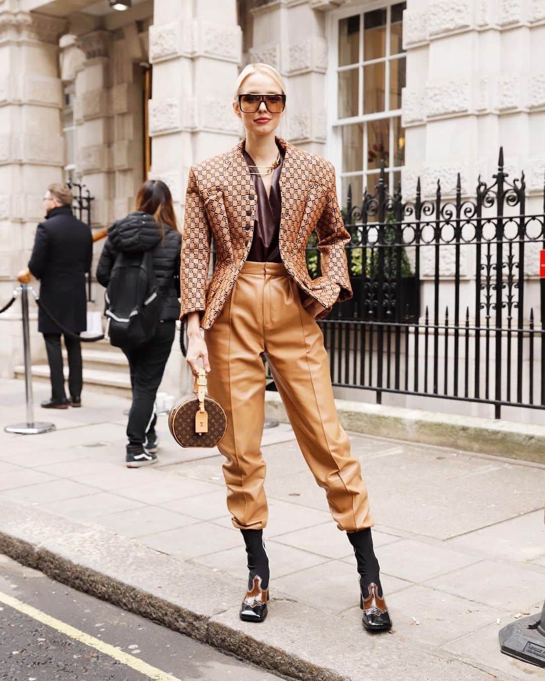Droptokyoさんのインスタグラム写真 - (DroptokyoInstagram)「LONDON STREET STYLE Style01: @os_bourne @souad_swaray @crystal_noreiga / Style02: @leoniehanne / Style03: @kurumi_nakata Style04: @alina.fenn / Style05: @williamsoames / Style06: @kiki_x_tarik  #streetstyle#london#streetscene#streetfashion#streetwear#streetculture#fashion#film#filmphotography #LFW#AW19#londoner#styleblogger#fashionshow#fashionmodeles#mood#fashionweek#photography#instafashion#fashionstyling#models#highfashion#fashionstyle#fashionstyling#photographer#style Photography: @yuri_horie_」3月17日 0時46分 - drop_tokyo
