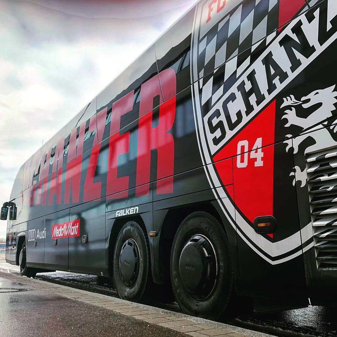 FCインゴルシュタット04さんのインスタグラム写真 - (FCインゴルシュタット04Instagram)「Abfahrt nach Paderborn 🚌🖤❤️ Unsere #Schanzer machen sich auf den Weg in Richtung Ostwestfalen 🔜⚽️ #SCPFCI #Bus #auswärtsspiel #drive #ontheroad」3月17日 0時46分 - dieschanzer