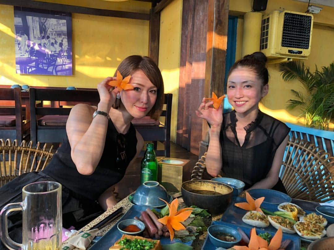 のインスタグラム：「ベトナム🇻🇳VOL.6 ゆみちゃん合流して @shgarden にてベトナム料理🇻🇳堪能！前日の教訓を活かして食べて飲もうと！ その後はTHE ALEEYへ！日本で混んでるから行かないがベトナムで初！めちゃうまー！ その後は街中を散策！ タピオカミルクティー飲みながらゆっくり歩いて観光！ @shgarden @ami_nakagawa_ @yumi_pinchel  #ベトナム #ホーチミン #thealley #タピオカミルクティー #美味しい #中川愛海 #食べて飲まないと #ダメダメダメ #結果が全て」