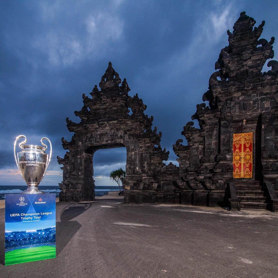 UEFAチャンピオンズリーグさんのインスタグラム写真 - (UEFAチャンピオンズリーグInstagram)「😍😍😍 No words necessary 📍#Bali  #UCLTrophyTour #Indonesia 🇮🇩 #Unmissable @heineken」3月17日 0時48分 - championsleague