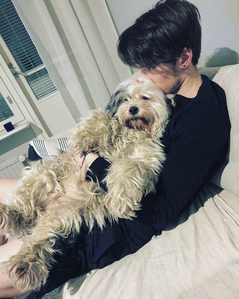 Jussiville JV Partanenのインスタグラム：「What weekends look like ~~ #dogstho #dogsofinstagram #dogg #athlete #icedance #sports #mansbestfriend #figureskating #dogtherapy」
