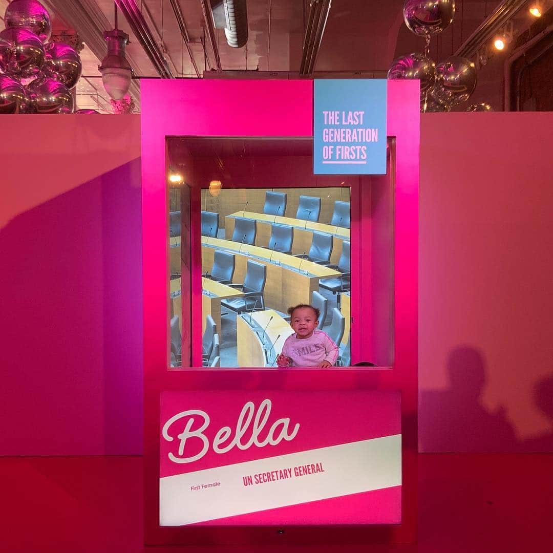 バービーさんのインスタグラム写真 - (バービーInstagram)「At the #Barbie 60th Anniversary Pop-up Experience, the walls were lined with doll boxes that represented female firsts that have yet to be achieved. And the girls of #NYC proudly claimed them. We can’t wait to see them fulfill their dreams! ✨ #Barbie60」3月17日 1時02分 - barbie