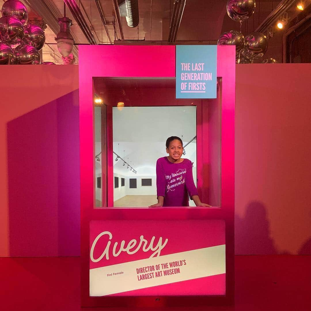 バービーさんのインスタグラム写真 - (バービーInstagram)「At the #Barbie 60th Anniversary Pop-up Experience, the walls were lined with doll boxes that represented female firsts that have yet to be achieved. And the girls of #NYC proudly claimed them. We can’t wait to see them fulfill their dreams! ✨ #Barbie60」3月17日 1時02分 - barbie