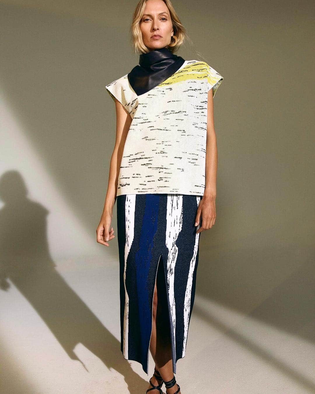 デレク ラムのインスタグラム：「Sweater dressing for Spring 2019. This jacquard sweater and knit skirt is made from sustainable viscose yarns. The Enka certification promotes sustainable forestry (viscose is made from wood pulp) as well as manages the waste byproduct in creating the yarns to minimize any damage to the environment.  Style and substance. For more information, go to www. dereklam.com to learn more about the ecological conscious products in the collection. @trevor.ballin @liisawinkler @msprouty @vittoriacerciello」