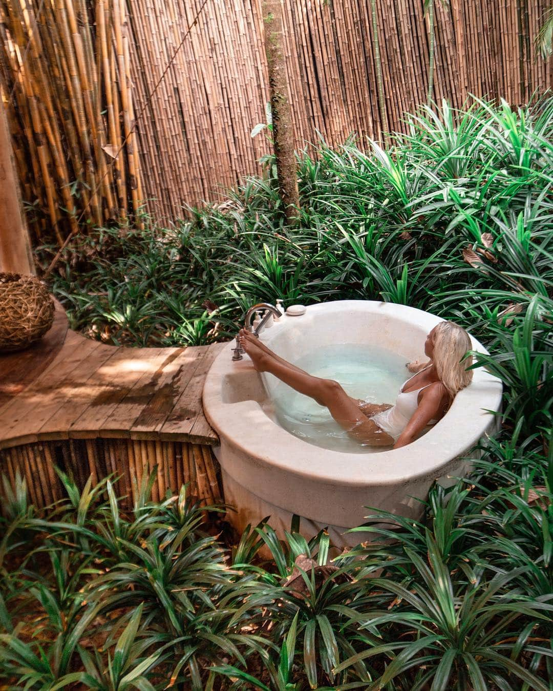 さんのインスタグラム写真 - (Instagram)「No news and no shoes at the ever inspiring #SonevaKiri @discoversoneva 🌴 . I’m back in magical Thailand and this is my incredible jungle bathroom 🛀🏻 I love how seamlessly this entire resort blends into the natural surrounds. It actually feels like I’m staying in one giant treehouse 🧚🏻‍♂️ . Make sure you check out my stories for all the fun and adventure. I have so much to share, though for now I’m in slow mode enjoying every second of this tropical paradise 🙏🏼 . Thanks to my travel buddy @seewantshop for this lovely pic 📸 . #sonevaresorts #discoversoneva #bathroomgoals #bathgoals #bath #bathtub #bathroom #outdoorbath #thailand #visitthailand #kohkood #kohkoodisland #luxury #barefootluxury #sustainableluxury #nonewsnoshoes #wonderful_places #beachesnresorts #hotelsandresorts #luxuryworldtraveler #beautifulhotels #tasteinhotels #revolvearoundtheworld #houseofharlow」3月17日 0時56分 - helen_jannesonbense