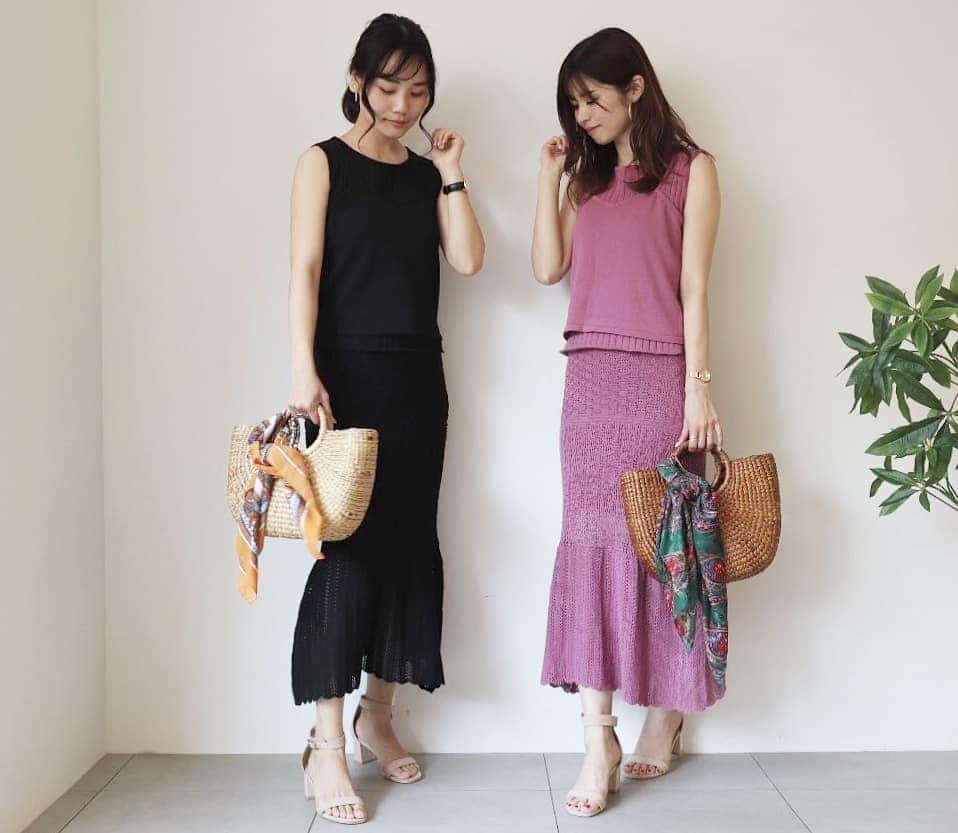 Eri Satoのインスタグラム：「unrelishリンクコーデ · 先日、@haruru0724 に誘ってもらって、 アンレリッシュ( @unrelish_official ) の展示·試着会へお邪魔してきました · 以前から気になってたブランドなんだけど、やはり私好みだった～😍 はるかちゃんとお揃いできたニットのセットアップも可愛いし✨ ショートパンツも今季かなり気になるけどまずは自分の脚と相談😂あぁ細くしたい。 ビニールバッグも色や紐の長さが絶妙で、欲しいものリストの仲間入り😋 · 他にもワンピースを試着したのでまた載せますね♪ 子供たちの面倒も見ていただいて、スタッフの皆様本当にありがとうございました😭💕 ·  #unrelish#アンレリッシュ #mamagirl#locari#コーディネート#ママコーデ#ママファッション #プチプラ#プチプラコーデ #partegram#読者モデル#読モ#ママモデル #l4like #instagood#outfit #simple #coordinate  #fashion #casual #コーデ#シンプルファッション#カジュアル #style #お洒落さんと繋がりたい #code #ファッション#ootd」