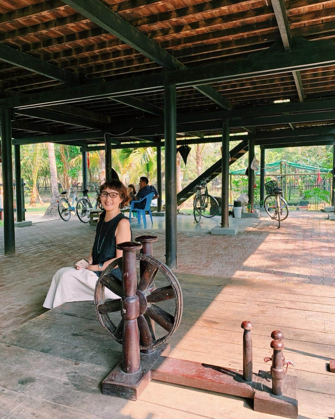 鎌田安里紗さんのインスタグラム写真 - (鎌田安里紗Instagram)「民族ごとの織り、刺繍、草木染め、宝石や金属を使ったアクセサリー、陶器、漆、張子。 それぞれの地域の自然と歴史とそこで暮らす人の生活が混ざり合って、生まれてきたようなもの。その土地土地から生えてきたようなもの。結果的にできあがった多様な柄や色や手法。 しぜんなもの、それぞれのらしさがあるもの、尊いなぁ美しいなぁ楽しいなぁぁ🌿🌿🌿🌿 それらが淘汰されていくこともまた自然なのか、保護ではなく生まれ変わりながらあり続けることはできるのか、つくることと生活と仕事の境界線とか、いろんなことを考えたタイとミャンマーの旅でした🐪🐪 長い年月、アジアのいろんな国を旅して暮らして仕事をしてきたひろみさん。いつもたくさんのことを教えてくれていっしょに考えてくれる、大先輩です🌙🌙 何日もいっしょに旅して同じ部屋で寝泊まりしてたのに、毎晩1時くらいまで話が止まらないのでふたりとも寝不足😇😇」3月17日 0時57分 - arisa_kamada