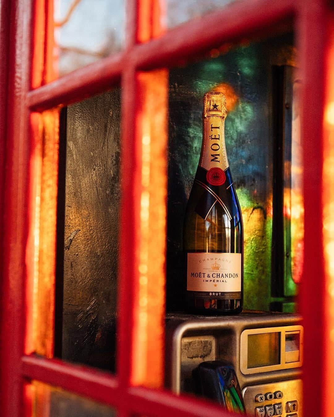 Moët & Chandon Officialさんのインスタグラム写真 - (Moët & Chandon OfficialInstagram)「A gentlemen’s London spree. #MoetMoment #MoetImperial #CallMe . This material is not intended to be viewed by persons under the legal alcohol drinking age or in countries with restrictions on advertising on alcoholic beverages. ENJOY MOET RESPONSIBLY」3月17日 1時00分 - moetchandon