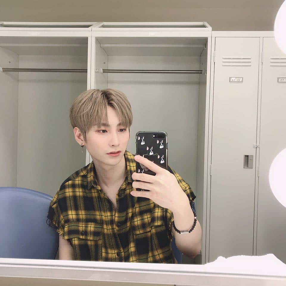 IN2ITさんのインスタグラム写真 - (IN2ITInstagram)「인투유~~ 오늘의 아이젝!! 🧸🧸 ㅤㅤ IN2U~~ today’s Isaac!! 👼🏻👼🏻 ㅤㅤ IN2U~~今天的傑傑～～🦢🦢 ㅤㅤ #인투잇 #인투유 #아이젝 #IN2IT #IN2U #Isaac #젝그 #난하얀색입으면좀멋있다 #멤버들진짜수고많았어요 #인투유있어서너무든든해요 #앞으로도잘부탁해요 #잘자요 #HappyWeekend #IN2ITMaBoysYouDidAReallyGoodJobToday #IN2UDidAVeryGreatJobToo #ItsKindaLateSoNoLongHashtagYa #NGU #Goodnight #IN2ITInJapan #BanyakLewatSudah #HariIniPendekJe #AfterPostIniSayaAkanTidurDalam3Minit #SoTulisLaSomethingManisManis #因為現在很晚了 #所以本來打算寫短短 #沒想到又寫到那麼長了 #大家辛苦了 #晚安 #我愛你們」3月17日 1時01分 - official_in2it