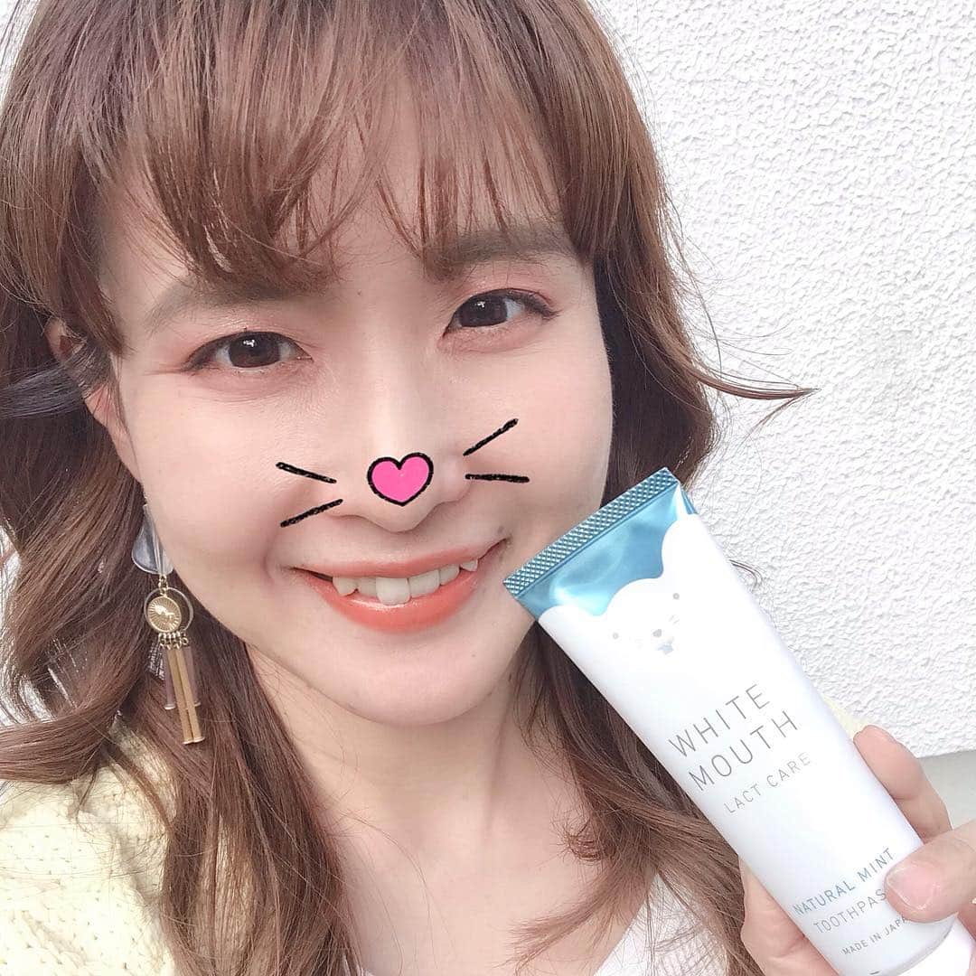 のインスタグラム：「とにかくコーヒーが大好きな私。一日に何杯もコーヒーを飲むので、歯の着色が気になるところ。そんな私にぴったりの歯磨き粉をお試しさせて頂きました♡ ∵ 今回お試しさせて頂いたのは、 新オーラルケアブランド【WHITE MOUTH(@whitemouth_official )】の『 ホワイトマウス デンタルクレンジング』です。 なんと、これ1本で6役。ホワイトニング美白から口臭ケアまで叶う、高機能なオールインワン歯磨き粉なんです。 ∵ さらに、「乳酸菌&重曹」配合で1日中ネバつきを防ぎ、スッキリツルツルな歯へとクレンジング。使った感じ、キメの細かい泡でお口の中スッキリ。この泡でしっかり洗って、ニオイのもとまで洗浄してくれるそう。大人の乳酸菌ケアで口内環境を整えて、クリアな息も保ちます。乳酸菌って流行ってるけど、お口のケアにも有効なんですね‼︎ ∵ 約3週間前から使っていますが、なんとなく歯が白くなった気がします♡歯を磨いた後の、お口の中のスッキリ感も違うので、使い続けたいです♡気になった方、ぜひチェックしてみてください♡ ∵ ∵  #ホワイトマウス #ステラシード #PR #WHITEMOUTH #白い歯 #息爽やか #つるつるハミガキ #オーラルケア #乳酸菌 スッキリ #ホワイトニング歯磨き粉 #ミヤマリ #vocest #vocemagazine #美容ブロガー #インフルエンサー #ママ #男の子ママ #ママモデル #超未熟児ママ #美容 #美容好きな人と繋がりたい」