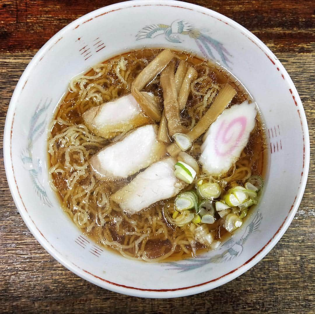 本谷亜紀さんのインスタグラム写真 - (本谷亜紀Instagram)「長野で50年以上続く老舗のラーメン店😊本当に映画のセットのような雰囲気の中、とっても優しくいお母さんのような、女将さんの作るラーメン🍜個人的に2枚目の写真、気に入ってます🙇‍♀️🥰 #白水 #長野ラーメン #ラーメン #らーめん #拉麺 #라면#ramen#noodle  #つけ麺 #まぜそば #汁なし #麺 #麺活 #ラーメン巡り #ラーメンインスタグラマー #麺スタグラム #rameninstagramer  #travel #foodie」3月17日 11時58分 - akichi0518_ramen