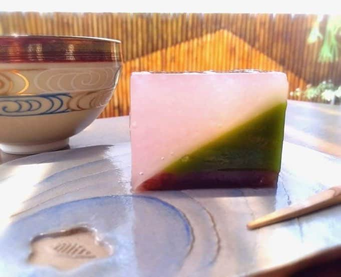 toiro_wagashiさんのインスタグラム写真 - (toiro_wagashiInstagram)「This wagashi describes  a pretty bloom of cherry blossoms and cherry trees which are blown away by the spring breeze. Cherry blossoms symbolized by cherry-flavored and rice flour , green grass symbolized by matcha-flavored and Earth symbolized by red bean jelly ... enjoy your day and relaxing #toiro_wagashi #happyweekend」3月17日 11時54分 - toiro_wagashi