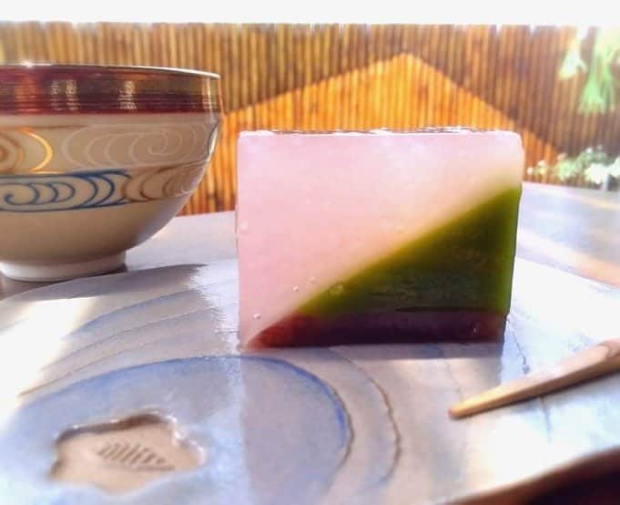 のインスタグラム：「This wagashi describes  a pretty bloom of cherry blossoms and cherry trees which are blown away by the spring breeze. Cherry blossoms symbolized by cherry-flavored and rice flour , green grass symbolized by matcha-flavored and Earth symbolized by red bean jelly ... enjoy your day and relaxing #toiro_wagashi #happyweekend」