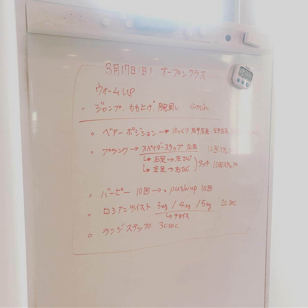 Hiroe Hiranoさんのインスタグラム写真 - (Hiroe HiranoInstagram)「#葉山ライフ も満喫中🌞 朝から汗だくで #トレーニング 💦💪 アジャストメント も。 . 新たなテクを教えてもらえて、いい運動したーー❗️ 筋肉の使い方で、トレーニングの効果は全く違うということ。 ベアーポジション 、コツを掴んだら地味だけど全身に効く筋トレですな。 . . そのままビーサン履いて、おうち前の海へ。 ナギサを裸足でお散歩👣 . 波の音をシェアします🌊❤️ . 子供たちは海でもう遊んでます😘 ピクニックしてる家族もいたり、ボートで遊んでるカップルや、 みんな笑顔で楽しそう😊 . 今年の夏は、#カリフォルニア と #葉山の海で たくさん遊ぶ予定❤️ カヤックほしいなー❗️ . #仕事も遊びも本気です😆 葉山の海は透明感高くてキレイ💫 . . 今年は、去年までしっかり準備してきたものを お披露目するタイミング。 .  #lifestyle #平野宏枝 #ライフスタイル #葉山  #hiroecali #wellbeing #wellness #ocean #oceanlife  #ライフスタイル #friends #ウェルネス #happiness #海のある生活 #hotel #コミュニティ #community #happiness #naturallife #simplelife #holisticlife #ホリスティックライフ #海が好きすぎて #海ばかりの写真で失礼しまする #sunset #サンセット #imsoexcited2019」3月17日 11時54分 - hiroe_hirano