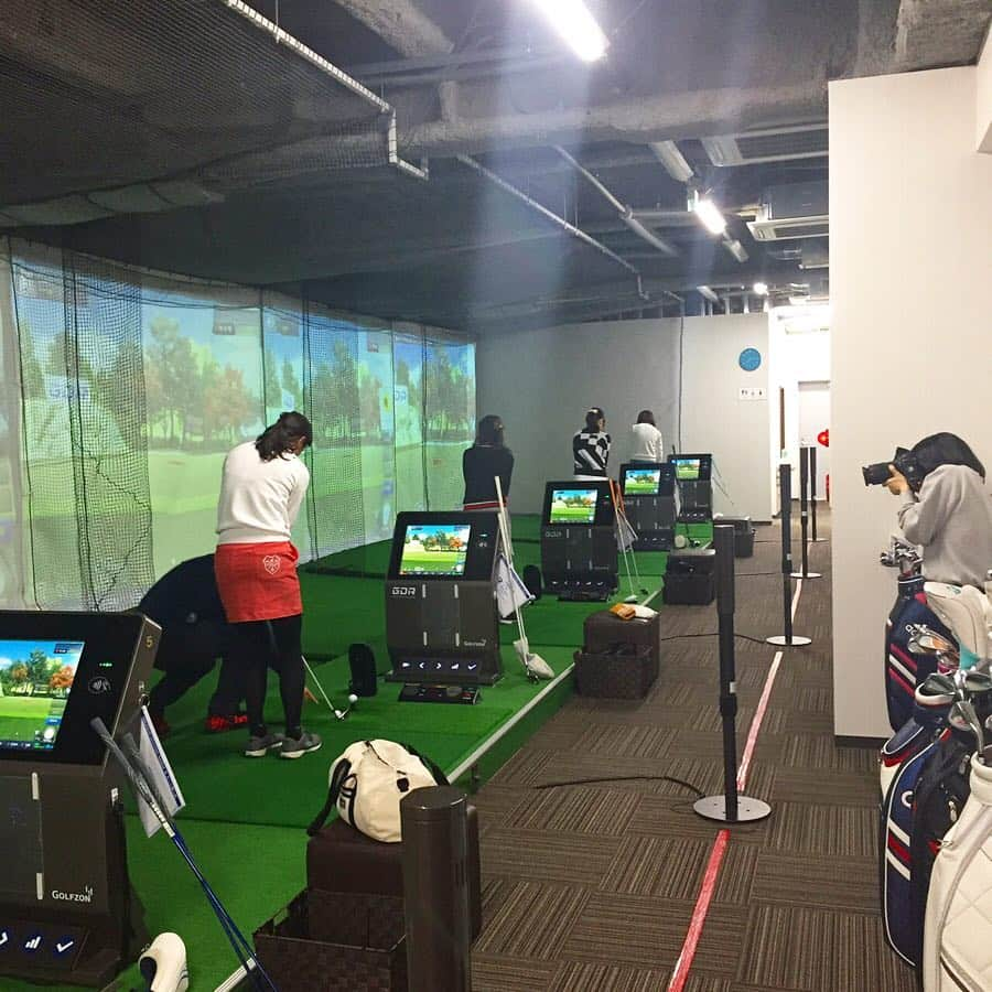 GINGERさんのインスタグラム写真 - (GINGERInstagram)「ゴルフチーム5期メンバー 第4回練習会⛳️ 御徒町チームのレッスンに撮影部隊が潜入！！ 詳しいレッスンの様子は6月号をお楽しみに〜✨ . #gingergolfteam #gingergolfteam5期生 #ルコックゴルフ #アコーディアゴルフ #7月コースデビュー #ゴルフ女子 #女子ゴルフ」3月17日 10時29分 - ginger_magazine