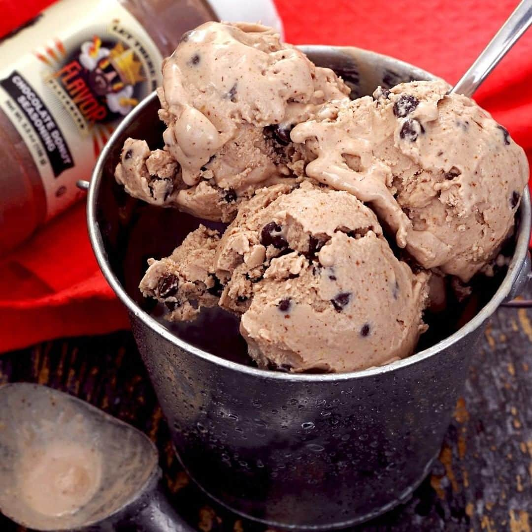 Flavorgod Seasoningsさんのインスタグラム写真 - (Flavorgod SeasoningsInstagram)「CHOCOLATE DONUT DAIRY-FREE ICE CREAM 🍩🍩🍩⁣ .⁣ Made with:⁣ 👉 #flavorgod Chocolate Donut⁣ 👉 #flavorgod⁣ -⁣ On Sale here ⬇️⁣ Click the link in the bio -> @flavorgod⁣ www.flavorgod.com⁣ -⁣ Easy and awesome non-dairy ice-cream from @paleo_newbie_recipes. Made with coconut milk, nut butter, and #flavorgod Seasoning.⁣ .⁣ INGREDIENTS:⁣ 1 can full-fat coconut milk⁣ 3-4 Tbsp raw honey⁣ 1/4 cup almond butter (or any nut butter)⁣ 2 Tbsp @flavorgod Chocolate Donut Seasoning⁣ 1 tsp pure vanilla⁣ 1/3 cup dark chocolate chips⁣ ⁣ INSTRUCTIONS:⁣ -⁣ Add ingredients above (except chocolate chips) to an electric blender – mix about 1 minute⁣ --⁣ Pour mixture into electric ice cream maker. Churn for about 20-25 minutes. ⁣ --⁣ Wait until mixture starts to thicken, then sprinkle in chocolate chips and continue churning.⁣ --⁣ Makes about 1 pint」3月17日 10時30分 - flavorgod