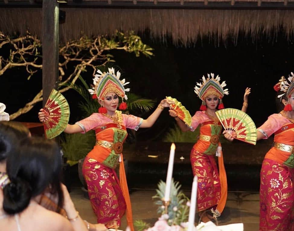 ダフネ・ジョイさんのインスタグラム写真 - (ダフネ・ジョイInstagram)「Felt like a scene from Eat, Pray, Love, except Bali style! Happy Birthday @jiordyn your attention to details amazes me! My favorite moment was def the Balinese dancers, I need to learn those moves lol! Photos by: @otiga_photo」3月17日 10時24分 - daphnejoy