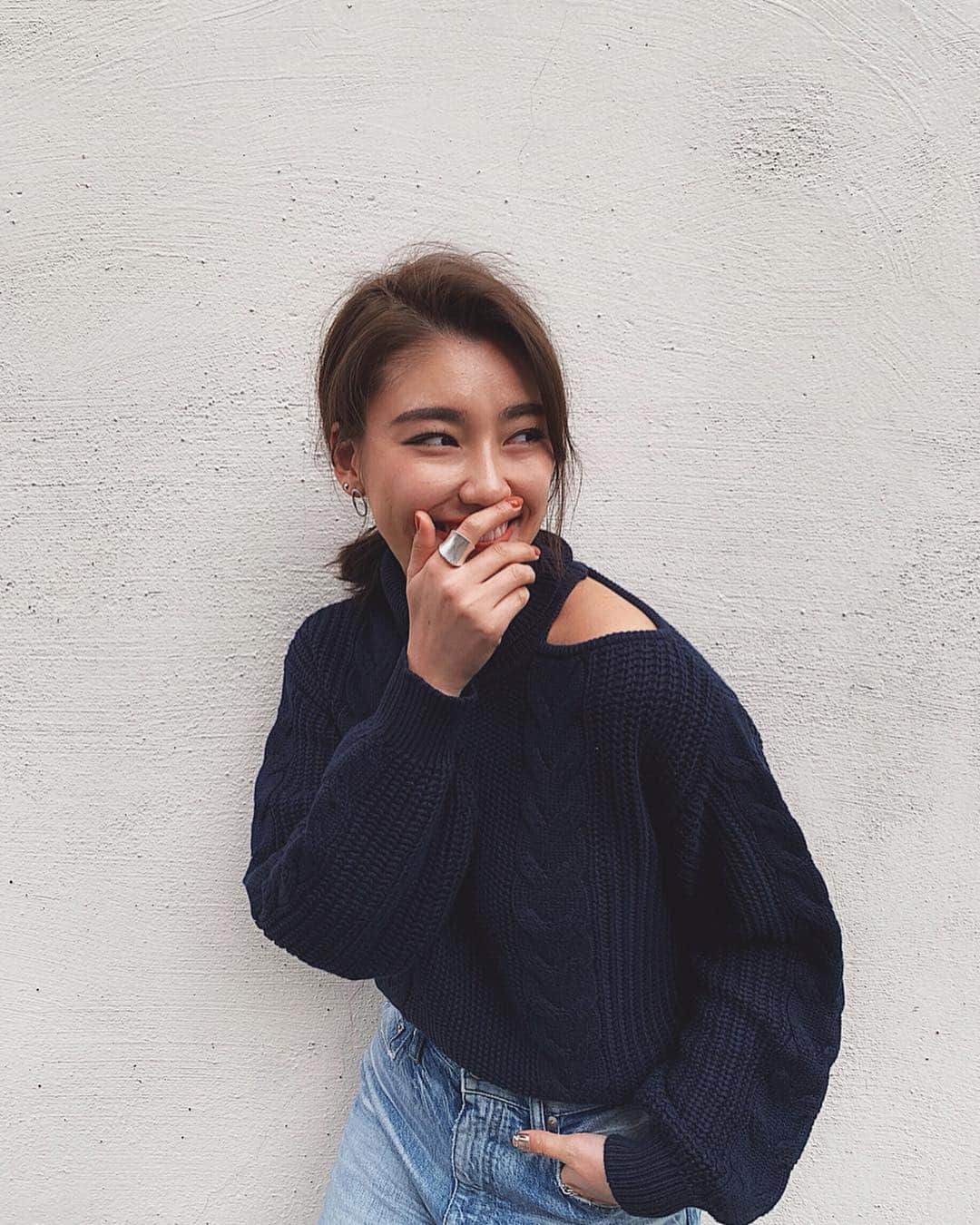 松本優さんのインスタグラム写真 - (松本優Instagram)「. 先日、ストーリーにもアップした @brownandstreet_official の Open Shoulder Knit Tops の navy❤️ . 最近肩あきの服にハマってる傾向👏🏼😂 . . 丈が短めでハイウエストのパンツやスカートとも合わせやすくてかわいい😍🔥🙏 . 逆にみんなこれデニム以外だと何と着ると似合うと思う〜〜？😜 . #brownandstreet #ブラウンアンドストリート #yucode👗」3月17日 10時31分 - matsumoto_yu