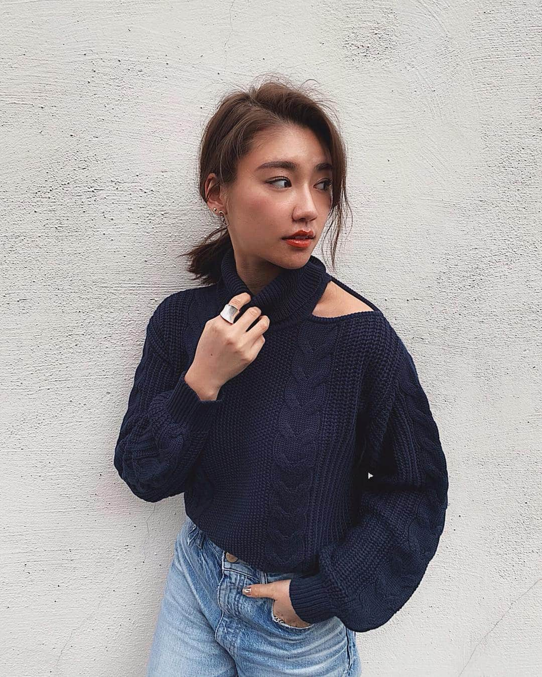 松本優さんのインスタグラム写真 - (松本優Instagram)「. 先日、ストーリーにもアップした @brownandstreet_official の Open Shoulder Knit Tops の navy❤️ . 最近肩あきの服にハマってる傾向👏🏼😂 . . 丈が短めでハイウエストのパンツやスカートとも合わせやすくてかわいい😍🔥🙏 . 逆にみんなこれデニム以外だと何と着ると似合うと思う〜〜？😜 . #brownandstreet #ブラウンアンドストリート #yucode👗」3月17日 10時31分 - matsumoto_yu