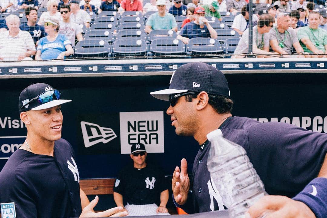 ラッセル・ウィルソンのインスタグラム：「Dap it up... hit it out... #Homerun by @TheJudge44 @Yankees」