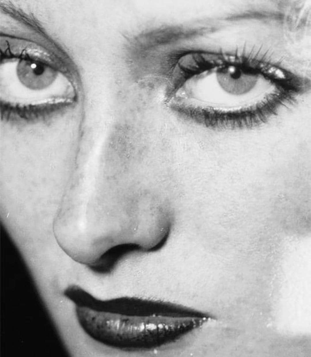 レイチェル・グッドウィンさんのインスタグラム写真 - (レイチェル・グッドウィンInstagram)「Joan Crawford 1930 can we talk about utter perfection of this imperfection? The bleeding edges and  transparency of the eye make up and those FRECKLES? UGH! #joancrawford」3月17日 10時36分 - rachelgoodwinmakeup