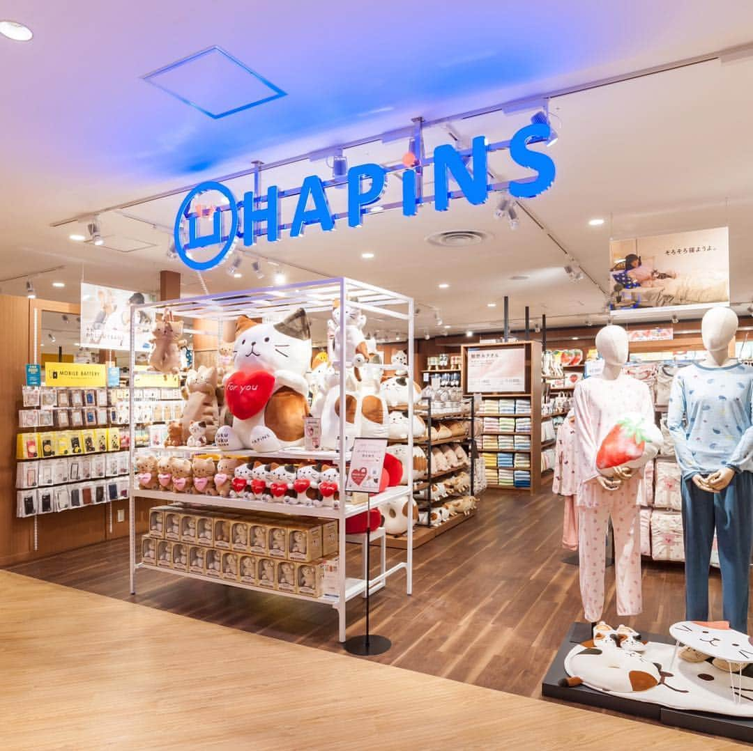 HAPiNSさんのインスタグラム写真 - (HAPiNSInstagram)「2019年3月16日(土)にHAPiNS(ハピンズ)錦糸町PARCO店が新しくOPENしました♪ - <New arrival> - 1mのbigふくにゃんが先行展示🎵 かわいいので是非一緒に写真を撮ってね^^ - Tシャツが2点で1000円♩ これからの必需品ですよー^^ - 公式アプリがスタート♪プロフィールからDLページへいけますよ^_^ - <OPEN記念企画実施中！> - ☆通常3足1000円のソックスが、 なんとなんと4足1000円に！ - <アクセス> JR総武線 錦糸町南口徒歩1分 錦糸町PARCO6階 皆様のご来店心よりお待ちしております😄 - ☆☆☆☆☆☆☆☆☆☆☆☆☆☆☆☆☆☆☆☆ 雑貨専門店PASSPORTは 「HAPiNS(ハピンズ)」に生まれ変わります。 ☆☆☆☆☆☆☆☆☆☆☆☆☆☆☆☆☆☆☆☆ - #HAPiNS #ハピンズ #ハピンズ公式 #ハピンズオリジナル #パスポート公式 #雑貨#パスポートオリジナル #fukufukunyanko #ふくふくにゃんこ#はんなり豆腐#ギフトのハピンズ#パジャマ#ギフト#プレゼント#錦糸町#錦糸町PARCO#PARCO」3月17日 10時47分 - hapins_official