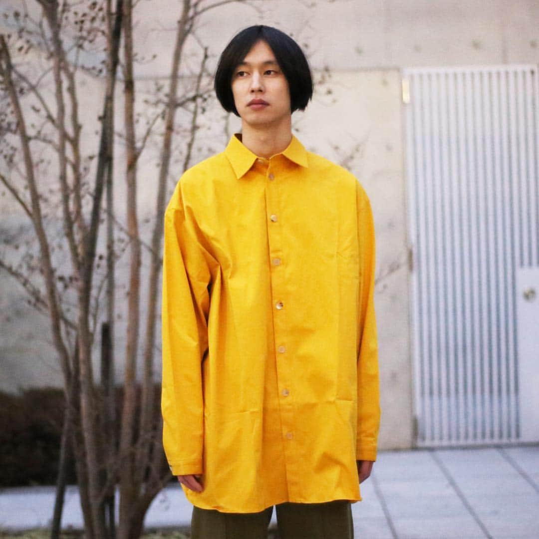 ジョンブルさんのインスタグラム写真 - (ジョンブルInstagram)「. . . Johnbull Private labo Men’s Select Brand . -QASIMI- @qasimi_official . . . SHIRT: lot.QASH07 ¥30,000+tax (MILITARY YELLOWのみ¥42,000) . PANTS: lot.QATARS01 ¥39,000+tax . . 張りのあるコットンを使用したオーバーサイズシャツ。 WHITEとSAGEは織りでストライプに、MILITARY YELLOWはしっとりとした生地感の無地のタイプと、色により最適な生地選びがされた一着。 . . . 取り扱い店舗: Johnbull Private labo 各店 . ※店舗は時期により展開の変更、完売の可能性もございますので、事前にお問い合わせいただくことをおすすめ致します。 . . . QASIMI カシミ . イギリスを拠点に2008年からスタート。その後パリでコレクションを継続しながら発表。デザイナーはアラブ首長国連邦出身のハリド・アル・カシミ。9歳の頃にイギリスに渡りその後ロンドン大学を経て名門のセントマーチンズに入学。建築学的アプローチを学ぶ。洋服としての機能性を考慮しつつも建築、コンテンポラリーアート、美術、社会問題などからのインスピレーションを受けたデザインが特徴。 . . . . #johnbull #johnbullprivatelabo #QASIMI #ジョンブル #ジョンブルプライベートラボ #カシミ #japan #tokyo #okayama #kojima #london #shirt #pants #fashion #mensoutfit #outfits #outfitoftheday #mensfashion #ootdmen #menswear #outfit4real @johnbull_private_labo @qasimi_official」3月17日 10時45分 - johnbull_private_labo