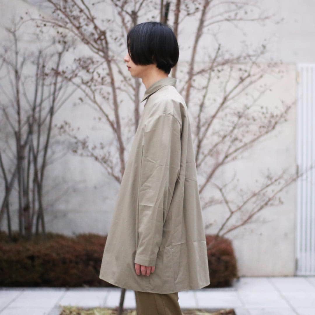 ジョンブルさんのインスタグラム写真 - (ジョンブルInstagram)「. . . Johnbull Private labo Men’s Select Brand . -QASIMI- @qasimi_official . . . SHIRT: lot.QASH07 ¥30,000+tax (MILITARY YELLOWのみ¥42,000) . PANTS: lot.QATARS01 ¥39,000+tax . . 張りのあるコットンを使用したオーバーサイズシャツ。 WHITEとSAGEは織りでストライプに、MILITARY YELLOWはしっとりとした生地感の無地のタイプと、色により最適な生地選びがされた一着。 . . . 取り扱い店舗: Johnbull Private labo 各店 . ※店舗は時期により展開の変更、完売の可能性もございますので、事前にお問い合わせいただくことをおすすめ致します。 . . . QASIMI カシミ . イギリスを拠点に2008年からスタート。その後パリでコレクションを継続しながら発表。デザイナーはアラブ首長国連邦出身のハリド・アル・カシミ。9歳の頃にイギリスに渡りその後ロンドン大学を経て名門のセントマーチンズに入学。建築学的アプローチを学ぶ。洋服としての機能性を考慮しつつも建築、コンテンポラリーアート、美術、社会問題などからのインスピレーションを受けたデザインが特徴。 . . . . #johnbull #johnbullprivatelabo #QASIMI #ジョンブル #ジョンブルプライベートラボ #カシミ #japan #tokyo #okayama #kojima #london #shirt #pants #fashion #mensoutfit #outfits #outfitoftheday #mensfashion #ootdmen #menswear #outfit4real @johnbull_private_labo @qasimi_official」3月17日 10時45分 - johnbull_private_labo