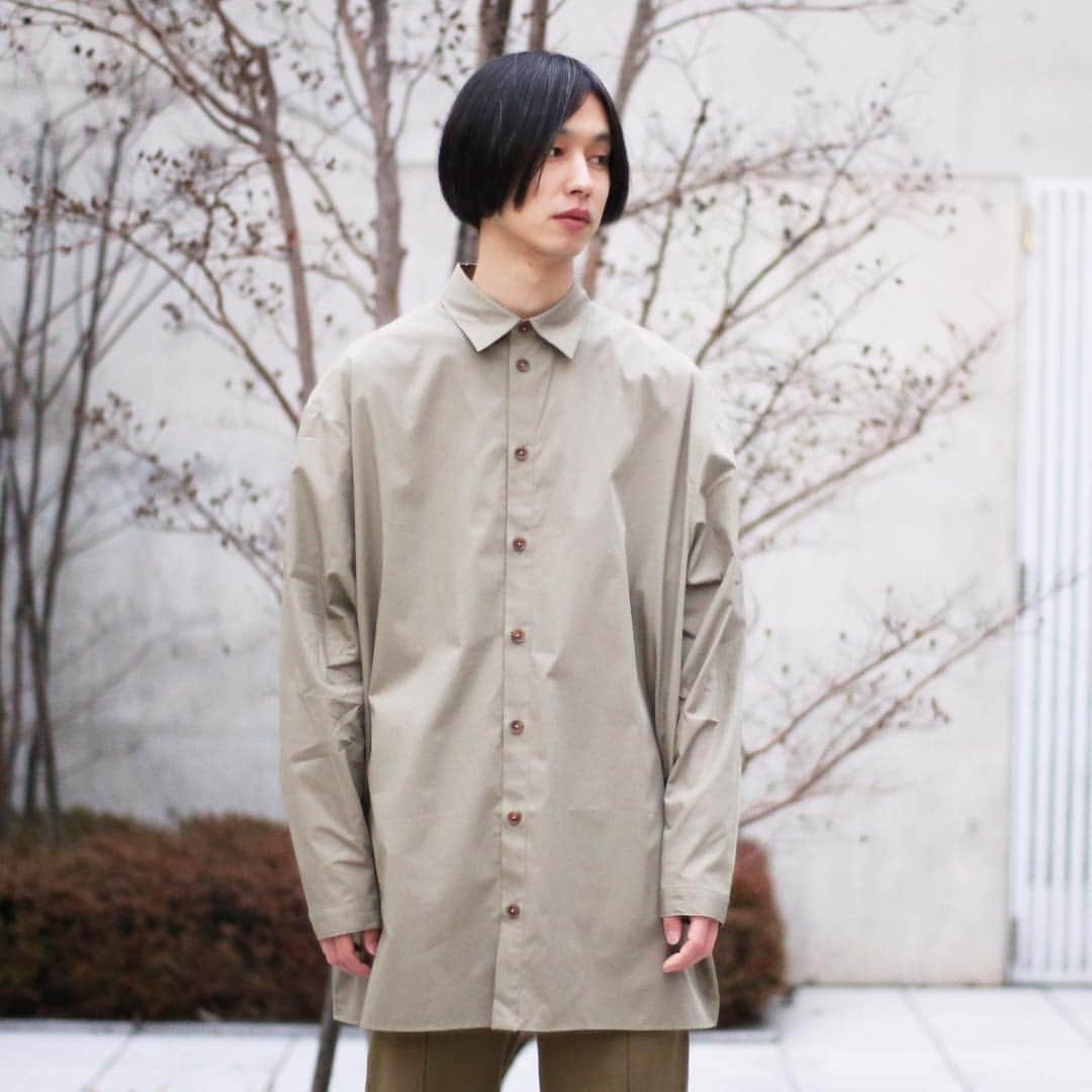 ジョンブルさんのインスタグラム写真 - (ジョンブルInstagram)「. . . Johnbull Private labo Men’s Select Brand . -QASIMI- @qasimi_official . . . SHIRT: lot.QASH07 ¥30,000+tax (MILITARY YELLOWのみ¥42,000) . PANTS: lot.QATARS01 ¥39,000+tax . . 張りのあるコットンを使用したオーバーサイズシャツ。 WHITEとSAGEは織りでストライプに、MILITARY YELLOWはしっとりとした生地感の無地のタイプと、色により最適な生地選びがされた一着。 . . . 取り扱い店舗: Johnbull Private labo 各店 . ※店舗は時期により展開の変更、完売の可能性もございますので、事前にお問い合わせいただくことをおすすめ致します。 . . . QASIMI カシミ . イギリスを拠点に2008年からスタート。その後パリでコレクションを継続しながら発表。デザイナーはアラブ首長国連邦出身のハリド・アル・カシミ。9歳の頃にイギリスに渡りその後ロンドン大学を経て名門のセントマーチンズに入学。建築学的アプローチを学ぶ。洋服としての機能性を考慮しつつも建築、コンテンポラリーアート、美術、社会問題などからのインスピレーションを受けたデザインが特徴。 . . . . #johnbull #johnbullprivatelabo #QASIMI #ジョンブル #ジョンブルプライベートラボ #カシミ #japan #tokyo #okayama #kojima #london #shirt #pants #fashion #mensoutfit #outfits #outfitoftheday #mensfashion #ootdmen #menswear #outfit4real @johnbull_private_labo @qasimi_official」3月17日 10時45分 - johnbull_private_labo