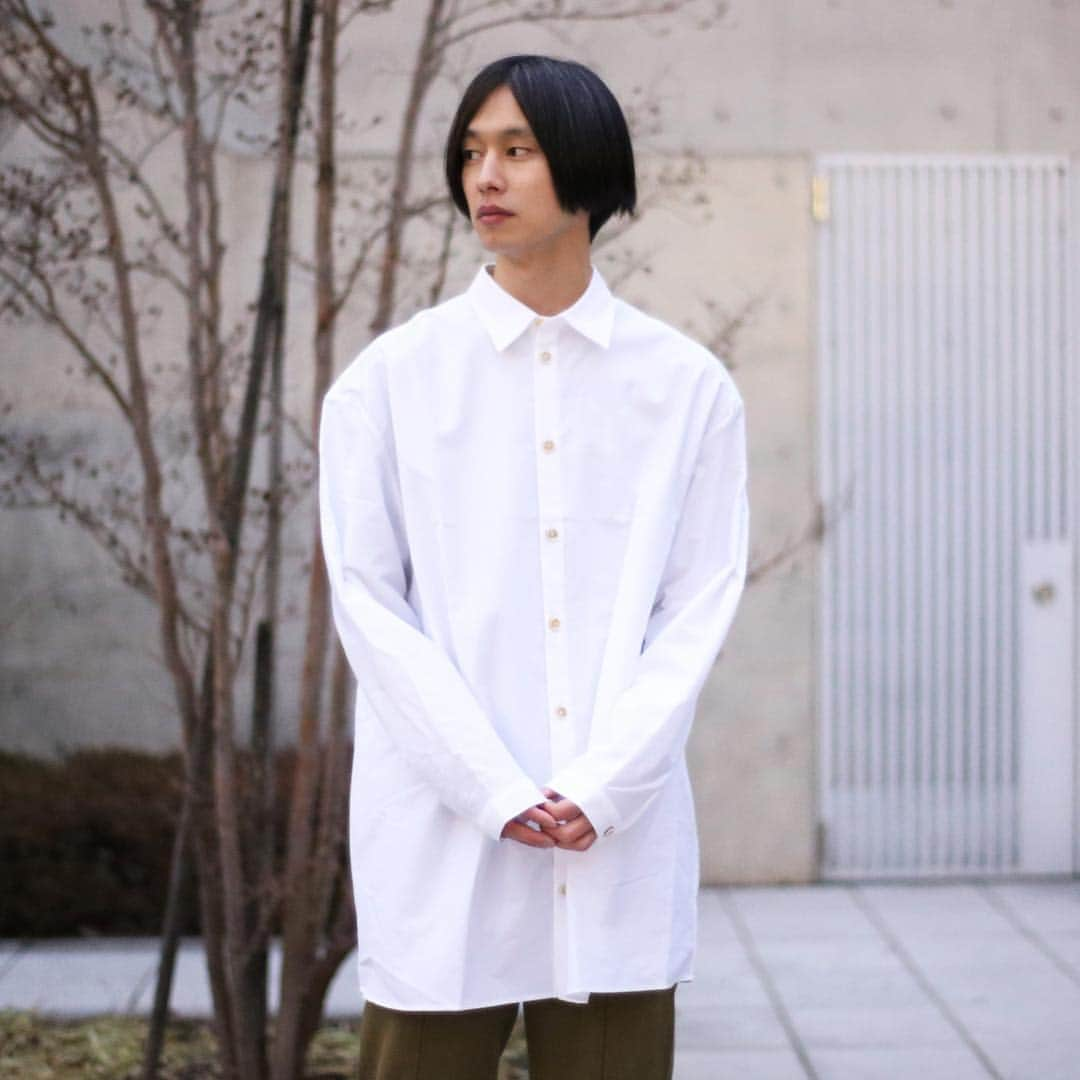 ジョンブルさんのインスタグラム写真 - (ジョンブルInstagram)「. . . Johnbull Private labo Men’s Select Brand . -QASIMI- @qasimi_official . . . SHIRT: lot.QASH07 ¥30,000+tax (MILITARY YELLOWのみ¥42,000) . PANTS: lot.QATARS01 ¥39,000+tax . . 張りのあるコットンを使用したオーバーサイズシャツ。 WHITEとSAGEは織りでストライプに、MILITARY YELLOWはしっとりとした生地感の無地のタイプと、色により最適な生地選びがされた一着。 . . . 取り扱い店舗: Johnbull Private labo 各店 . ※店舗は時期により展開の変更、完売の可能性もございますので、事前にお問い合わせいただくことをおすすめ致します。 . . . QASIMI カシミ . イギリスを拠点に2008年からスタート。その後パリでコレクションを継続しながら発表。デザイナーはアラブ首長国連邦出身のハリド・アル・カシミ。9歳の頃にイギリスに渡りその後ロンドン大学を経て名門のセントマーチンズに入学。建築学的アプローチを学ぶ。洋服としての機能性を考慮しつつも建築、コンテンポラリーアート、美術、社会問題などからのインスピレーションを受けたデザインが特徴。 . . . . #johnbull #johnbullprivatelabo #QASIMI #ジョンブル #ジョンブルプライベートラボ #カシミ #japan #tokyo #okayama #kojima #london #shirt #pants #fashion #mensoutfit #outfits #outfitoftheday #mensfashion #ootdmen #menswear #outfit4real @johnbull_private_labo @qasimi_official」3月17日 10時45分 - johnbull_private_labo