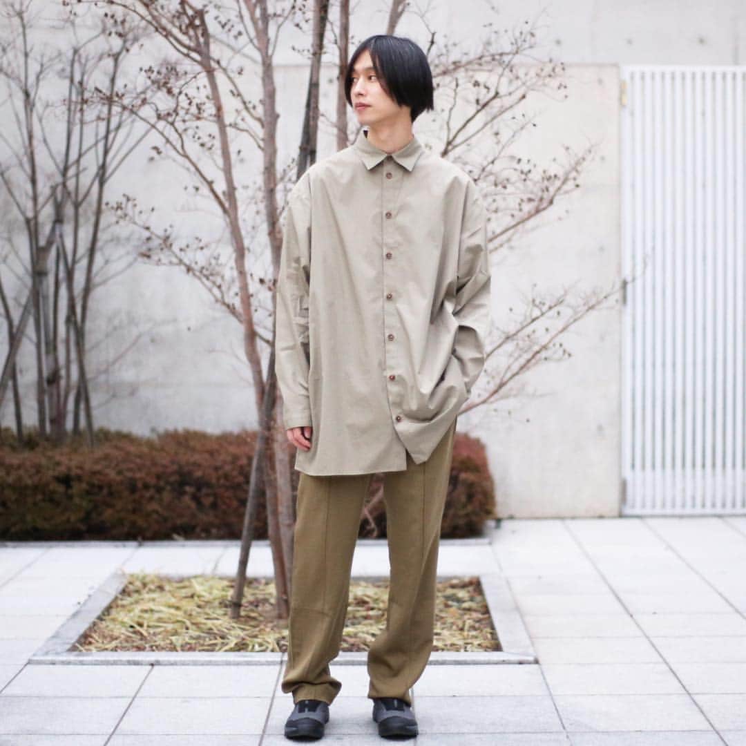のインスタグラム：「. . . Johnbull Private labo Men’s Select Brand . -QASIMI- @qasimi_official . . . SHIRT: lot.QASH07 ¥30,000+tax (MILITARY YELLOWのみ¥42,000) . PANTS: lot.QATARS01 ¥39,000+tax . . 張りのあるコットンを使用したオーバーサイズシャツ。 WHITEとSAGEは織りでストライプに、MILITARY YELLOWはしっとりとした生地感の無地のタイプと、色により最適な生地選びがされた一着。 . . . 取り扱い店舗: Johnbull Private labo 各店 . ※店舗は時期により展開の変更、完売の可能性もございますので、事前にお問い合わせいただくことをおすすめ致します。 . . . QASIMI カシミ . イギリスを拠点に2008年からスタート。その後パリでコレクションを継続しながら発表。デザイナーはアラブ首長国連邦出身のハリド・アル・カシミ。9歳の頃にイギリスに渡りその後ロンドン大学を経て名門のセントマーチンズに入学。建築学的アプローチを学ぶ。洋服としての機能性を考慮しつつも建築、コンテンポラリーアート、美術、社会問題などからのインスピレーションを受けたデザインが特徴。 . . . . #johnbull #johnbullprivatelabo #QASIMI #ジョンブル #ジョンブルプライベートラボ #カシミ #japan #tokyo #okayama #kojima #london #shirt #pants #fashion #mensoutfit #outfits #outfitoftheday #mensfashion #ootdmen #menswear #outfit4real @johnbull_private_labo @qasimi_official」