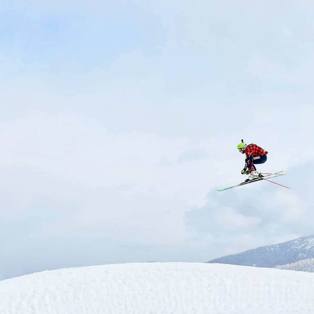 Descenteさんのインスタグラム写真 - (DescenteInstagram)「Meanwhile in Switzerland, @kelseyserwa launches through the sky. #CanadaSkiCross #FeelTheDifference #SkiCross #Descente」3月17日 10時56分 - descente_international