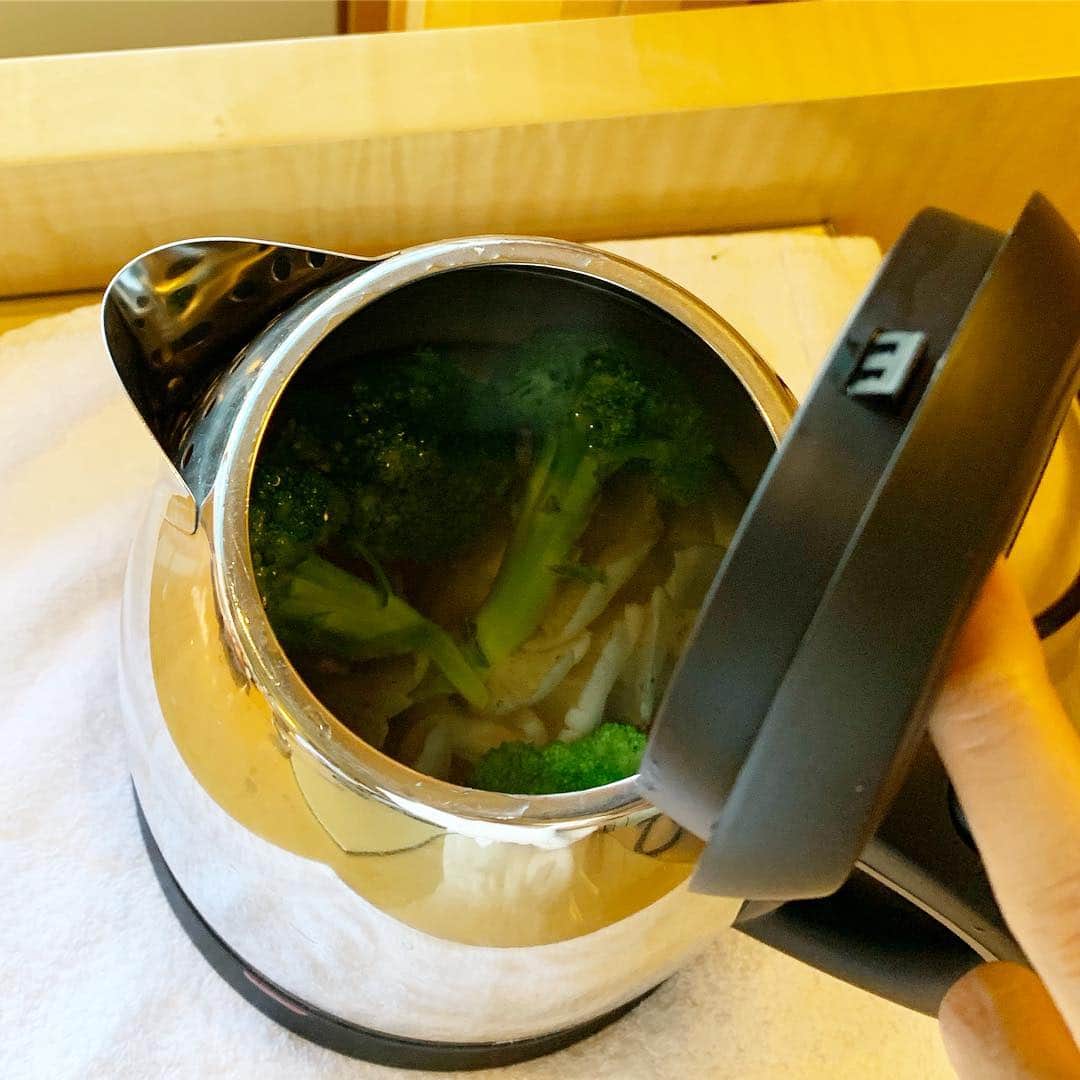 工藤万季さんのインスタグラム写真 - (工藤万季Instagram)「最近のスリムなご飯🥑🥕🥦 今はシンガポールいてホテルライフになっているため キッチンがないのです。えーん😩 なので家からお鍋と電気コンロを持ってきたのですが 電圧が違うために壊れてしまいました。ガーン😂😂 ホテルにある湯沸かし器で料理しています。 料理というより茹でるだけ・・・w あとはバター・チーズ・アボガドを添えて 夜ご飯として食べました☺️ 醤油とオリジナルスパイスと塩胡椒、鰹節、キッチャリーは 家から持ってきています。  お皿に添えて、みんなで手で掴みながら食べてる時間が とっても幸せ感じた♥️ありがたい♥️♥️♥️ いろいろ揃っていなくても心の持ち方で 十分に幸せを感じることができるなぁと✨  シンガポールのローカルフードも楽しんでる👍 バクテーとチキンは炒めたりしないPUFA少なめでスキ♥️ はちみつと黒糖、フルーツはいっぱい食べてる🥭 + + +  #ナチュラルライフダイエット#ナチュラルライフ#糖質制限ダイエット #産後ダイエット#ダイエットアカウント#ダイエット女子#食の安全#子どものおやつ #子どもの食と栄養 #体質改善#インナービューティー#マインドダイエット#食事は生き方#ヘルシーライフ#食育 #ダイエットママ#糖質制限 #NLD #NLDIET#リバウンドなし#ノンストレスダイエット#ママの健康 #母乳育児#すっぴん#ノーファンデ #マイナチュラルフード#シンガポール#ホテルライフ #singaporefood #singapore」3月17日 10時56分 - makikudooo