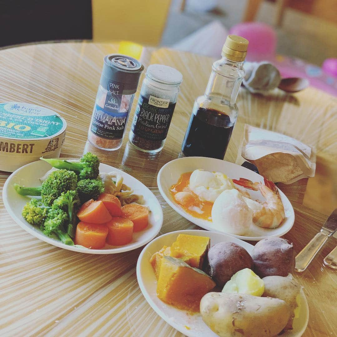 工藤万季さんのインスタグラム写真 - (工藤万季Instagram)「最近のスリムなご飯🥑🥕🥦 今はシンガポールいてホテルライフになっているため キッチンがないのです。えーん😩 なので家からお鍋と電気コンロを持ってきたのですが 電圧が違うために壊れてしまいました。ガーン😂😂 ホテルにある湯沸かし器で料理しています。 料理というより茹でるだけ・・・w あとはバター・チーズ・アボガドを添えて 夜ご飯として食べました☺️ 醤油とオリジナルスパイスと塩胡椒、鰹節、キッチャリーは 家から持ってきています。  お皿に添えて、みんなで手で掴みながら食べてる時間が とっても幸せ感じた♥️ありがたい♥️♥️♥️ いろいろ揃っていなくても心の持ち方で 十分に幸せを感じることができるなぁと✨  シンガポールのローカルフードも楽しんでる👍 バクテーとチキンは炒めたりしないPUFA少なめでスキ♥️ はちみつと黒糖、フルーツはいっぱい食べてる🥭 + + +  #ナチュラルライフダイエット#ナチュラルライフ#糖質制限ダイエット #産後ダイエット#ダイエットアカウント#ダイエット女子#食の安全#子どものおやつ #子どもの食と栄養 #体質改善#インナービューティー#マインドダイエット#食事は生き方#ヘルシーライフ#食育 #ダイエットママ#糖質制限 #NLD #NLDIET#リバウンドなし#ノンストレスダイエット#ママの健康 #母乳育児#すっぴん#ノーファンデ #マイナチュラルフード#シンガポール#ホテルライフ #singaporefood #singapore」3月17日 10時56分 - makikudooo