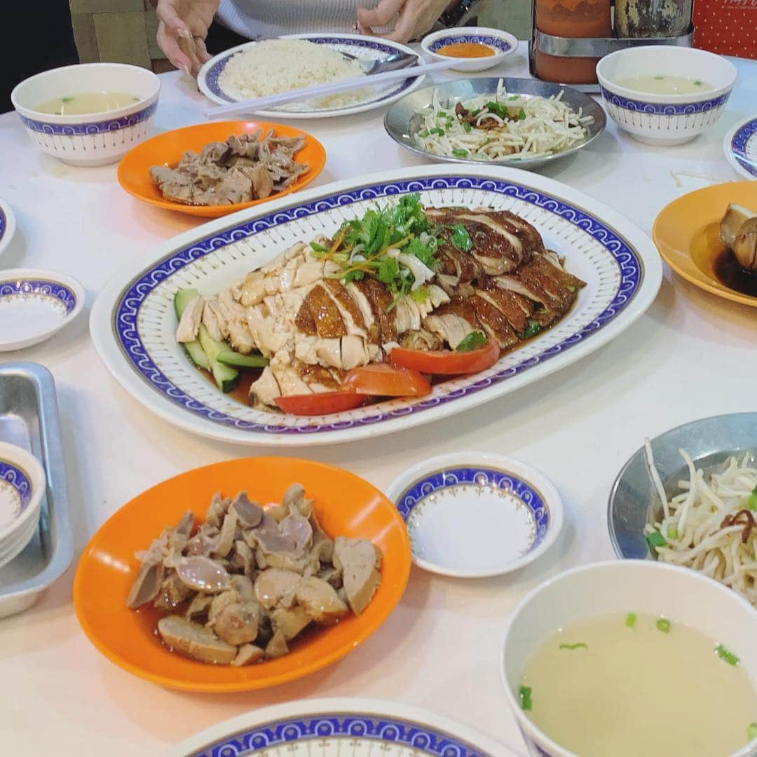 工藤万季さんのインスタグラム写真 - (工藤万季Instagram)「最近のスリムなご飯🥑🥕🥦 今はシンガポールいてホテルライフになっているため キッチンがないのです。えーん😩 なので家からお鍋と電気コンロを持ってきたのですが 電圧が違うために壊れてしまいました。ガーン😂😂 ホテルにある湯沸かし器で料理しています。 料理というより茹でるだけ・・・w あとはバター・チーズ・アボガドを添えて 夜ご飯として食べました☺️ 醤油とオリジナルスパイスと塩胡椒、鰹節、キッチャリーは 家から持ってきています。  お皿に添えて、みんなで手で掴みながら食べてる時間が とっても幸せ感じた♥️ありがたい♥️♥️♥️ いろいろ揃っていなくても心の持ち方で 十分に幸せを感じることができるなぁと✨  シンガポールのローカルフードも楽しんでる👍 バクテーとチキンは炒めたりしないPUFA少なめでスキ♥️ はちみつと黒糖、フルーツはいっぱい食べてる🥭 + + +  #ナチュラルライフダイエット#ナチュラルライフ#糖質制限ダイエット #産後ダイエット#ダイエットアカウント#ダイエット女子#食の安全#子どものおやつ #子どもの食と栄養 #体質改善#インナービューティー#マインドダイエット#食事は生き方#ヘルシーライフ#食育 #ダイエットママ#糖質制限 #NLD #NLDIET#リバウンドなし#ノンストレスダイエット#ママの健康 #母乳育児#すっぴん#ノーファンデ #マイナチュラルフード#シンガポール#ホテルライフ #singaporefood #singapore」3月17日 10時56分 - makikudooo