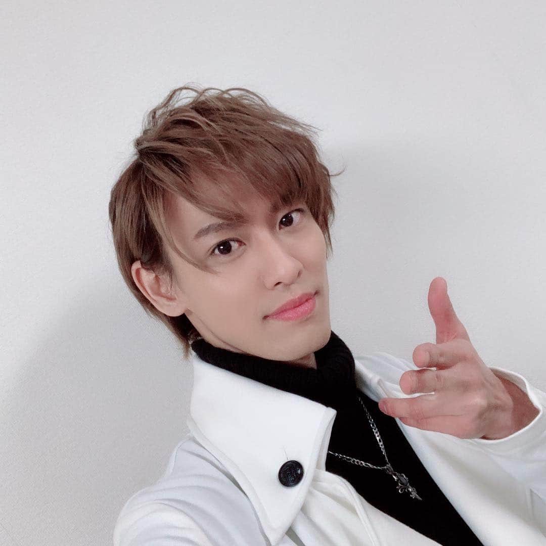 戸谷公人のインスタグラム：「10年ぶりに 仮面ライダーディエンド 海東大樹として 仮面ライダージオウに出演させて頂きます✨✨ 本当に嬉しい限り いつでも通りすがるから 待っていたまえ！  #仮面ライダージオウ #仮面ライダーディエンド #海東大樹 #通りすがり #10年振り #お宝」
