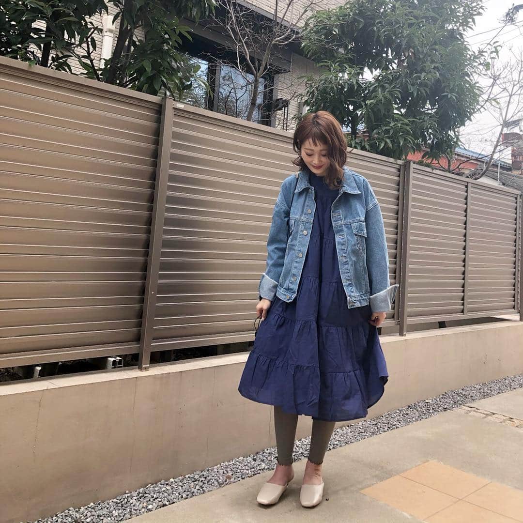 Kikuno Sayumiさんのインスタグラム写真 - (Kikuno SayumiInstagram)「〻tiered onepiece〻 ・ ・ ・ この @donobanweb のワンピ、ティアードになってて可愛い♡靴もここの。 ・ 重ねたGジャンは @feeling_byracreate のもの。袖が切りっぱなしになってる所が好き◎ ・ ・ バッグはこういう巾着の形が好きで、ベージュを探してたら @wyou_star0509 で発見☺︎やっぱめっちゃ使える、何でも合う！ ・ ・ レギンスは @tabio.jp のもので、アイボリーがめちゃくちゃ使えたからイロチもゲット🙆‍♀️ ・ ・ ・ ・ onepiece&shoes▶ @donobanweb outer▶ @feeling_byracreate bag▶ @wyou_star0509 piece▶ @melo_accessory leggings▶ @tabio.jp 品番:011860005ニュアンスグレー ・ ・ ・ #ファッション#コーデ#fashion#ママ#ママコーデ#tabio#tabio_ec #ponte_fashion #プチプラコーデ#大人カジュアル#ヘアアレンジ#mineby3mootd#オン眉#大人可愛い#ジユジョ#chao_app#春コーデ#wyou#ダブリュー#ダブジョ  #패션스타그램#옷스타그램#오오티디#シンプルコーデ#ゆるコーデ #158cmコーデ #158cm#donoban #ドノバン#ティアードワンピ」3月17日 10時54分 - sayumikikuno