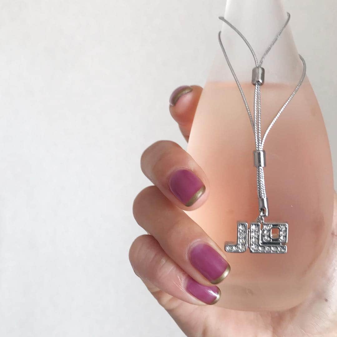 水野亜彩子のインスタグラム：「初めてのシースルーネイル💅 ゴールドもパープルも大好きなカラー💜✨ #nail #spring #봄」