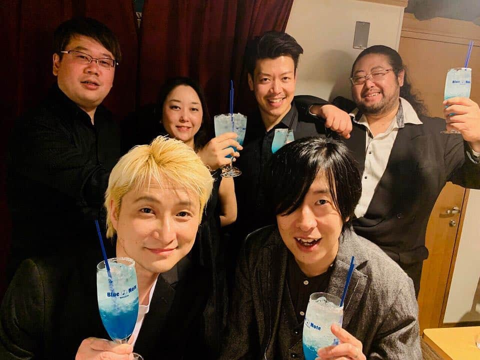 ホリエアツシさんのインスタグラム写真 - (ホリエアツシInstagram)「ロッキンカルテット🎻🎻🎻🎻🎹 貴重な体験です✨ ビルボード大阪とブルーノート名古屋を終えて、彩雲というスペシャルカクテルで乾杯🍸 もう週末のビルボード東京を残すのみとな &名古屋観に来てくれた#lynch.悠介くん #ロッキンカルテット #rockinquartet #NAOTO」3月17日 11時01分 - a.horie