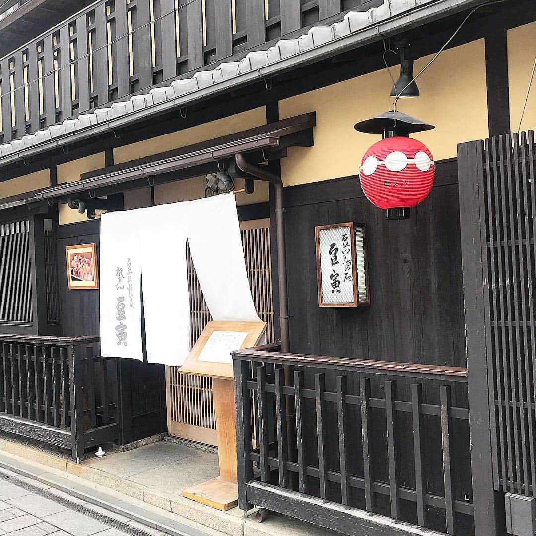 アレルギーナビゲーター 細川真奈 ❤さんのインスタグラム写真 - (アレルギーナビゲーター 細川真奈 ❤Instagram)「#食物アレルギー_京都 . 大阪でのイベント翌日、 久しぶりに1日時間が作れたので京都へ〜✨✨ 数年ぶりの京都にワクワク🎶 グルメ中心ですが観光してきましたので #アレルギーっ子の京都旅行 レポートして行きます❤️ . ランチはインスタで見て気になっていた「祇をん 豆寅 祇園店」さんへ🥢✨ 前日の夜に電話して予約。 予約時にアレルギーの旨をお伝えした際の対応もスムーズ。 お店に着いてからの対応もスムーズ。 とても親切なお店でした。 . ランチは2種類のコースのみ。 わたしは"豆すし膳"にしました😊 メニュー内容は… ☑︎〜先付〜豆皿三点 おばん菜〜 ☑︎〜椀物〜聖護院大根 金時人参 白味噌仕立て ☑︎通常は天麩羅ですが、わたしは鰆の塩焼きに変更して下さっていました🌟 ☑︎〜食事〜豆すし お椀 豆すしもいくらを抜いて下さっていたり、だし巻き卵の代わりに赤紫蘇巻きにしてくださっていました。 ☑︎〜甘味〜さくら餅 ※コンタミネーション🆖の場合は、ご自身でご判断ください。 全部最高に美味しかったですし、 豆すしの見た目の可愛らしさと言ったら…😍💕 #インスタ映え ランチでした❤️ . 2階のお席だったのですが、 お座敷のお席でした。 インスタ映え意識の若い女の子ばかりかな〜？と思っていたら、 御年配の方やご夫婦、女性1人でいらしてる方などもいらっしゃいました(^^) 静かな雰囲気だったのでお子様連れは確認が必要かも知れませんが、 個人的には大満足のお店でした💓💓💓 . . #祇をん豆寅 #豆寅 #祇園豆寅 #祇園ランチ #京都ランチ #京都観光 #京都グルメ #京都インスタ映え #卵アレルギー #乳製品アレルギー #山芋アレルギー #ナッツアレルギー #食物アレルギー #アレルギー #大人の食物アレルギー #アレルギーナビゲーター #食物アレルギー_旅行 #食物アレルギー_国内旅行 #食物アレルギー_外食 #食物アレルギー_ランチ」3月17日 11時02分 - manahosokawa