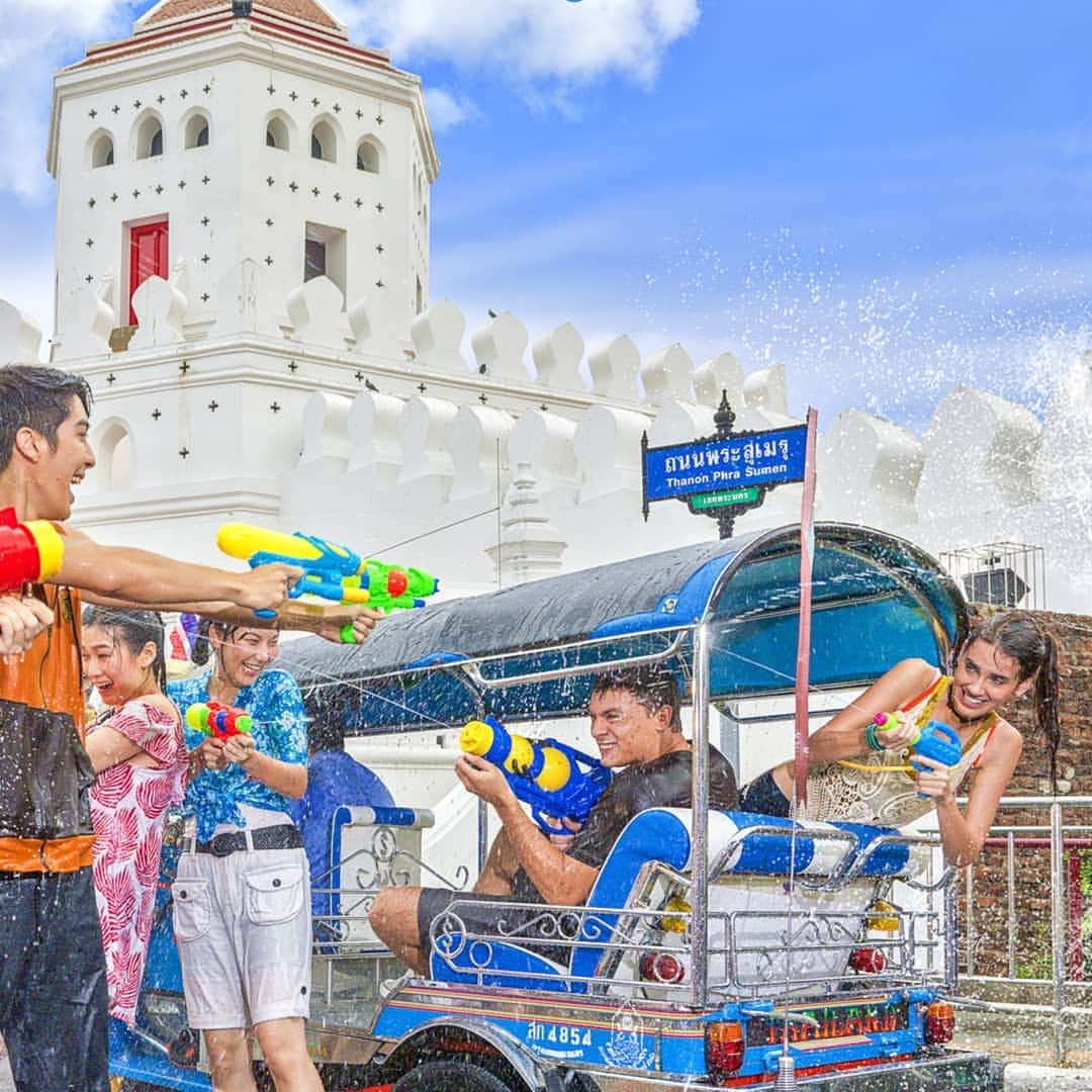 タイ国政府観光庁さんのインスタグラム写真 - (タイ国政府観光庁Instagram)「タイ全土で水かけ合戦！「ソンクラーン」おすすめツアー👍 . 4月13日～15日に行われる「水掛け祭り」として知られている「ソンクラーン」💦💦 . バンコクでは大規模なイベントが多数開催され、世界中から集まる人々で大いに盛り上がります✨ . ダンスミュージックｘ水掛け合戦のイベントも人気。「S2O Songkran Music Festival @s2ofestival」では有名な大物DJのライブステージと水と踊りで伝統的なソンクラーン祭りとはまた違った雰囲気でソンクラーンを楽しめます⚠️ . ソンクラーンをすべて満喫できるおすすめツアーが５万円台から！ 詳しくはストーリーをみてね🔎」3月17日 11時03分 - amazingthailandjp