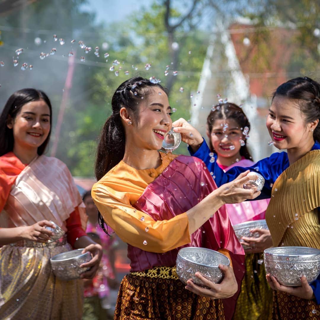 タイ国政府観光庁さんのインスタグラム写真 - (タイ国政府観光庁Instagram)「タイ全土で水かけ合戦！「ソンクラーン」おすすめツアー👍 . 4月13日～15日に行われる「水掛け祭り」として知られている「ソンクラーン」💦💦 . バンコクでは大規模なイベントが多数開催され、世界中から集まる人々で大いに盛り上がります✨ . ダンスミュージックｘ水掛け合戦のイベントも人気。「S2O Songkran Music Festival @s2ofestival」では有名な大物DJのライブステージと水と踊りで伝統的なソンクラーン祭りとはまた違った雰囲気でソンクラーンを楽しめます⚠️ . ソンクラーンをすべて満喫できるおすすめツアーが５万円台から！ 詳しくはストーリーをみてね🔎」3月17日 11時03分 - amazingthailandjp