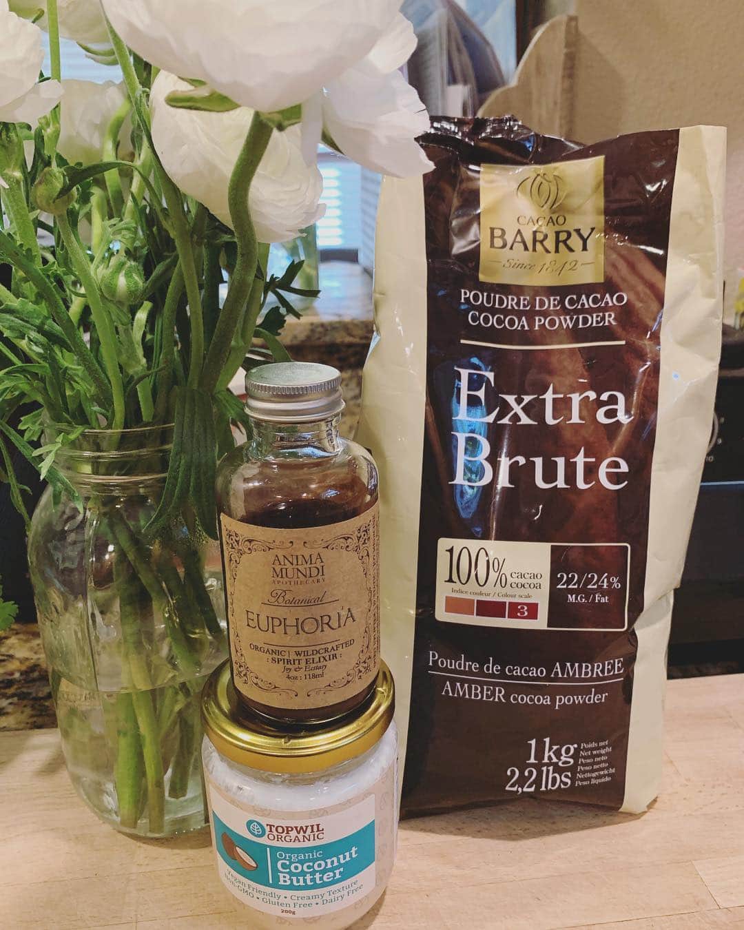 OLIVIAのインスタグラム：「Here are some of the special ingredients for the most amazing hot cocoa I’ve ever made💖💕💕🥰🌈❤️💫 Thank you @seriouseats for the cocoa powder tip!! #cacaobarry #animamundi @cacaobarryofficial @animamundiherbals」