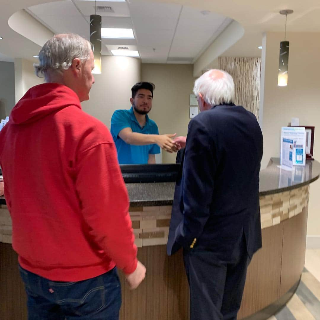 バーニー・サンダースさんのインスタグラム写真 - (バーニー・サンダースInstagram)「Thank you to the Culinary Health Center in east Las Vegas, a beautiful facility, for allowing us to stop by. The center provides primary care, pediatric care, dental care and eye care for local members of the Culinary Union. We must make high-quality health care a right for all.」3月17日 11時17分 - berniesanders