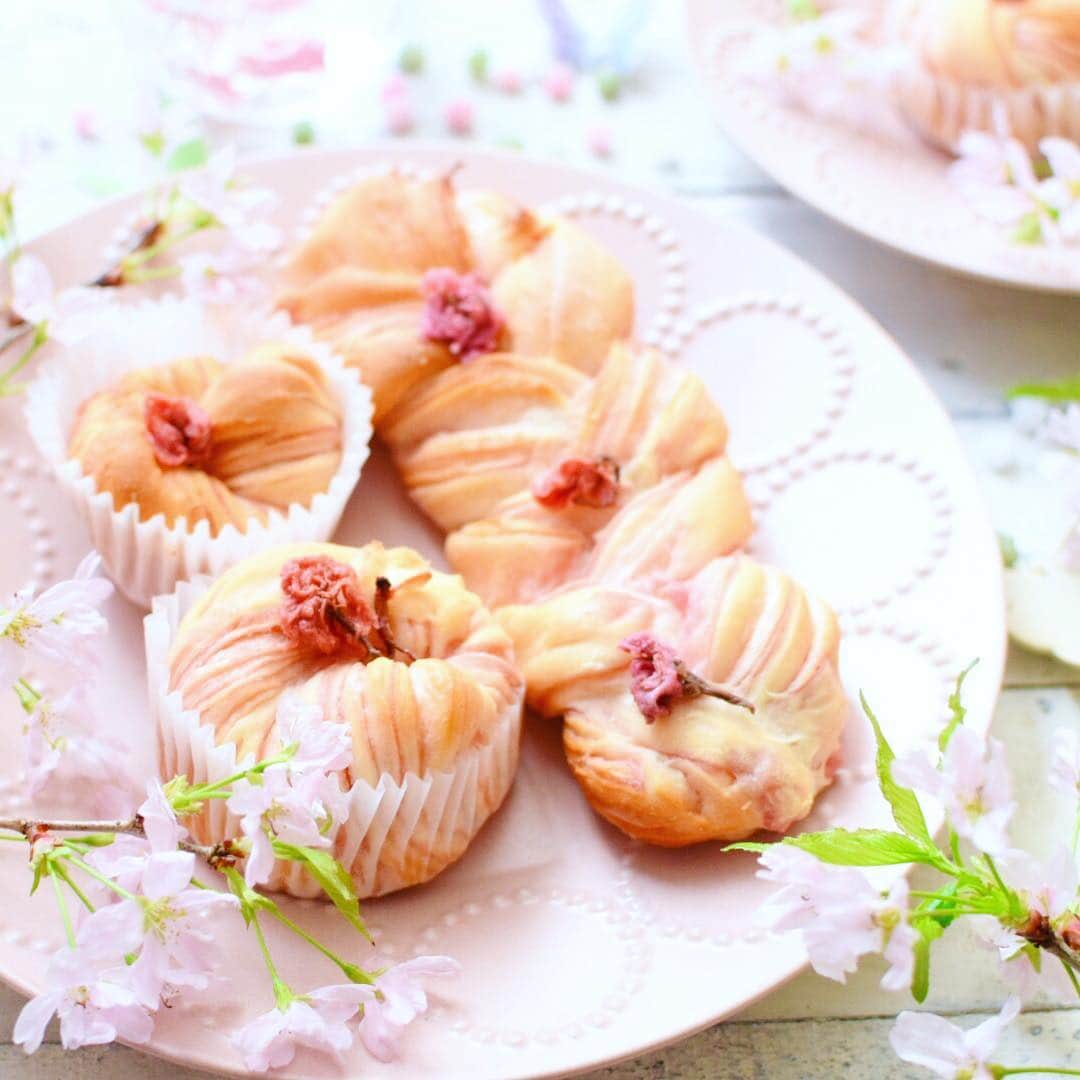 nao_cafe_さんのインスタグラム写真 - (nao_cafe_Instagram)「桜のねじりパン🌸 . 桜シートを使ってねじりパン作りました。 桜の香りと味がいい感じに出来ました😊🌸 桜ピンクってなんでこんなに可愛いんだろ♡ . . 桜の折り込みシートは @cotta_corecle コッタさんのものです🌸 桜の食材や資材、レシピがたくさんで 見ていて楽しいですよー♩ . . 今日はJリーグみに行ってから練習行って来ます。 相変わらず一日中サッカー⚽️ . . . 2019.3.17 . . #パン作り#手作りパン#桜のパン #さくらスイーツ #朝ごはん#パンが好き#ミナペルホネン#春が来た #cotta#コッタ#ピンク好き」3月17日 11時31分 - nao_cafe_