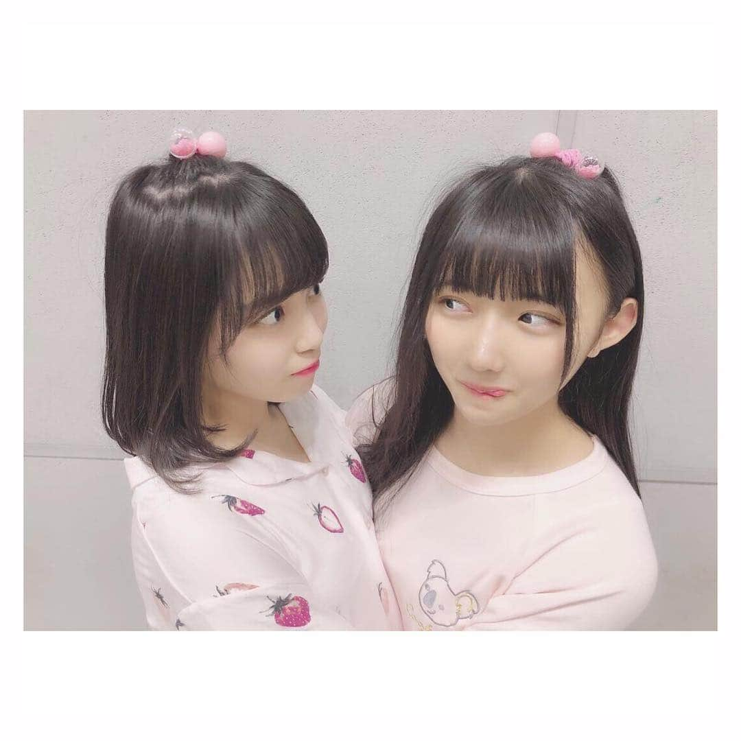 岩田陽菜さんのインスタグラム写真 - (岩田陽菜Instagram)「#パジャマ ね、打ち合わせて無いのにおんなじ日にパジャマで握手会だったのよ…🤦‍♀️💕﻿ ﻿ #仲良し 👩‍❤️‍💋‍👩💓 毎日ぎゅーしちゃう🥺﻿ ﻿ 髪ゴム余ってたから #りんごヘアー もお揃いにした💕﻿ ﻿ #STU48 #岩田陽菜 #門脇実優菜 #たまぴよ ﻿ ﻿ #双子 感 と #姉妹 感﻿ ﻿ #おにいちゃん #おねえちゃん﻿ #こんな妹達はどうですか？ 🍼💕💕﻿」3月17日 11時24分 - hina_naso_stu48