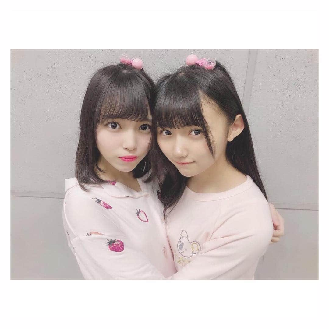 岩田陽菜さんのインスタグラム写真 - (岩田陽菜Instagram)「#パジャマ ね、打ち合わせて無いのにおんなじ日にパジャマで握手会だったのよ…🤦‍♀️💕﻿ ﻿ #仲良し 👩‍❤️‍💋‍👩💓 毎日ぎゅーしちゃう🥺﻿ ﻿ 髪ゴム余ってたから #りんごヘアー もお揃いにした💕﻿ ﻿ #STU48 #岩田陽菜 #門脇実優菜 #たまぴよ ﻿ ﻿ #双子 感 と #姉妹 感﻿ ﻿ #おにいちゃん #おねえちゃん﻿ #こんな妹達はどうですか？ 🍼💕💕﻿」3月17日 11時24分 - hina_naso_stu48